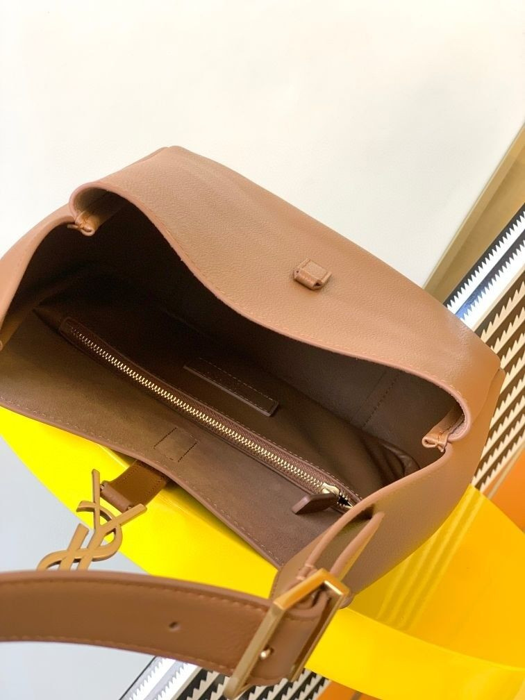 y*l le 5 À 7 S*pple small in grained leather 23 x 22 x 8.5 cm