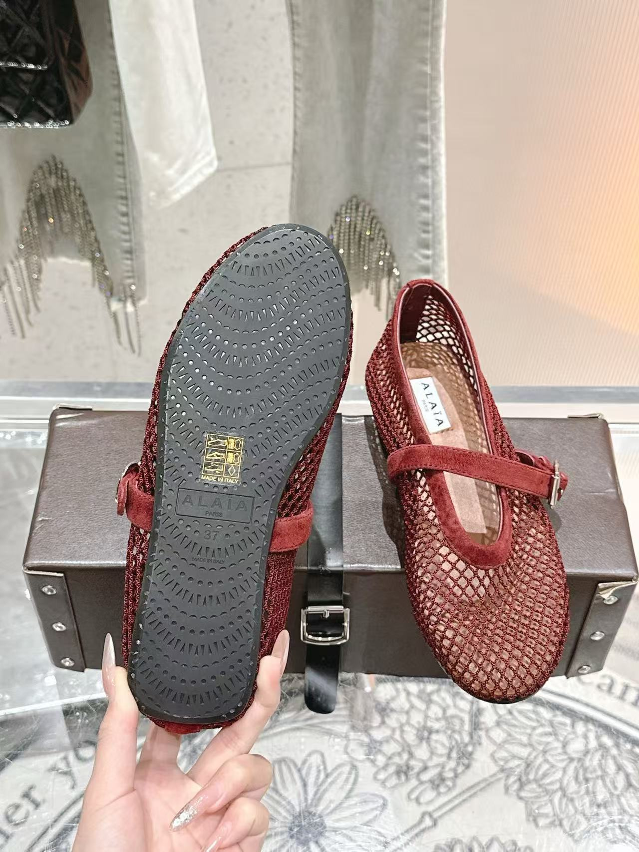 UA ALAÏA BALLET FLATS IN FISHNET