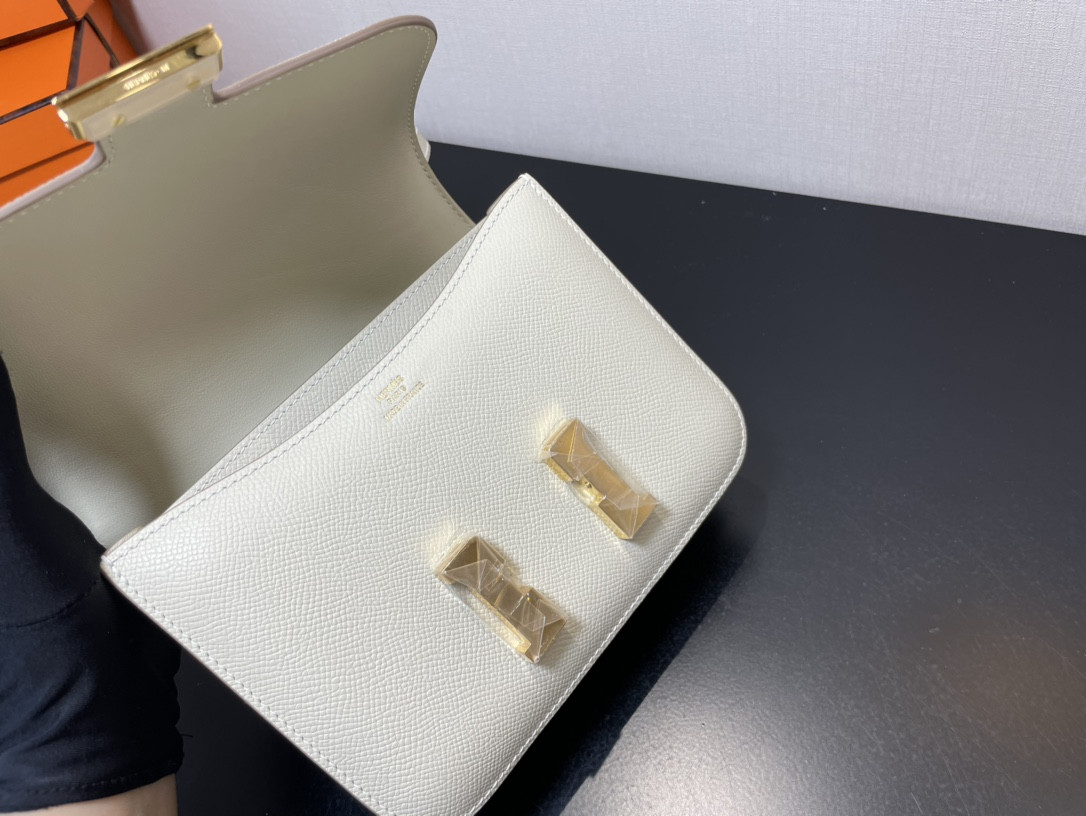 H**mes constance 24 white epsom leather gold hardware 9.4"x5.9"x3"