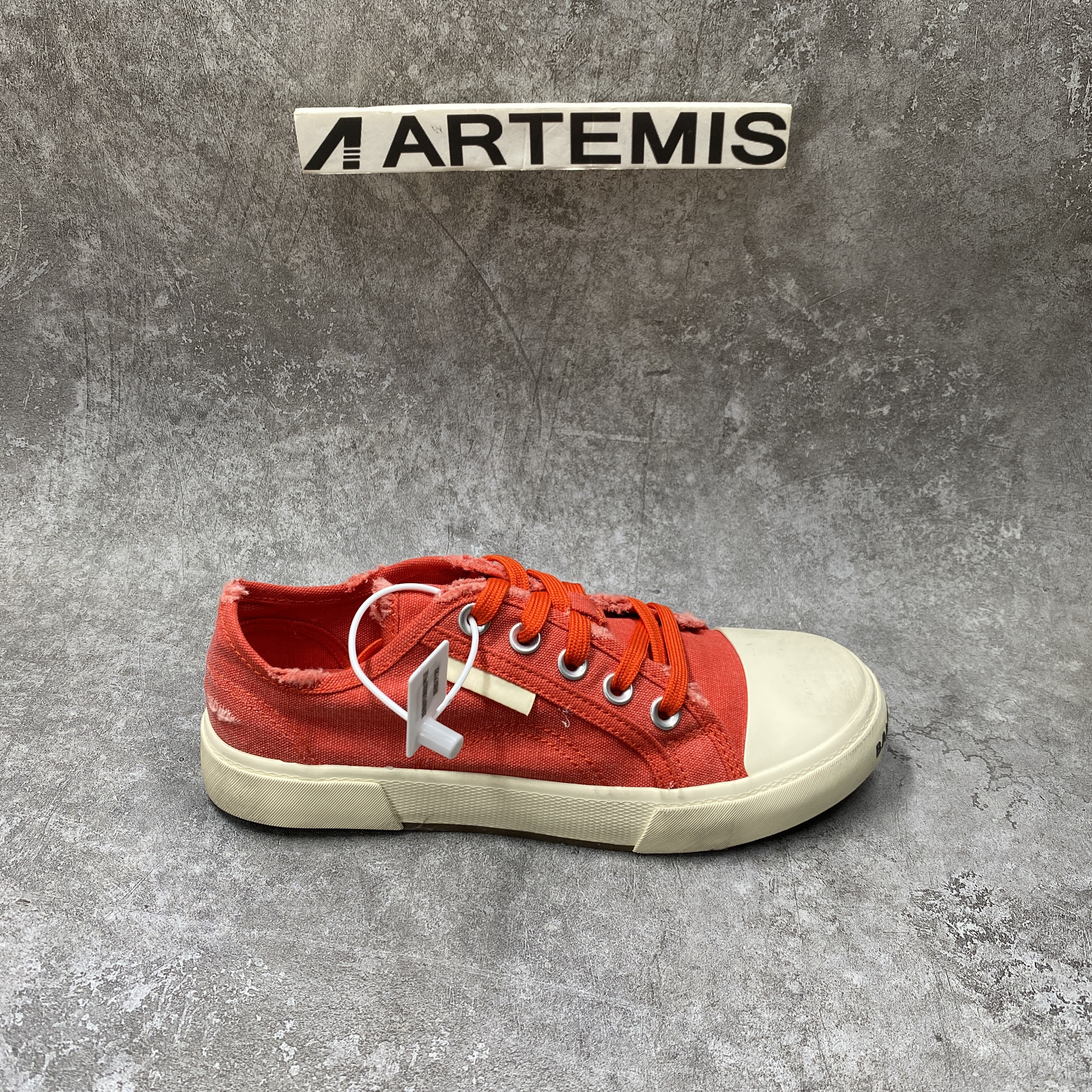 PARIS LOW TOP SNEAKER IN RED