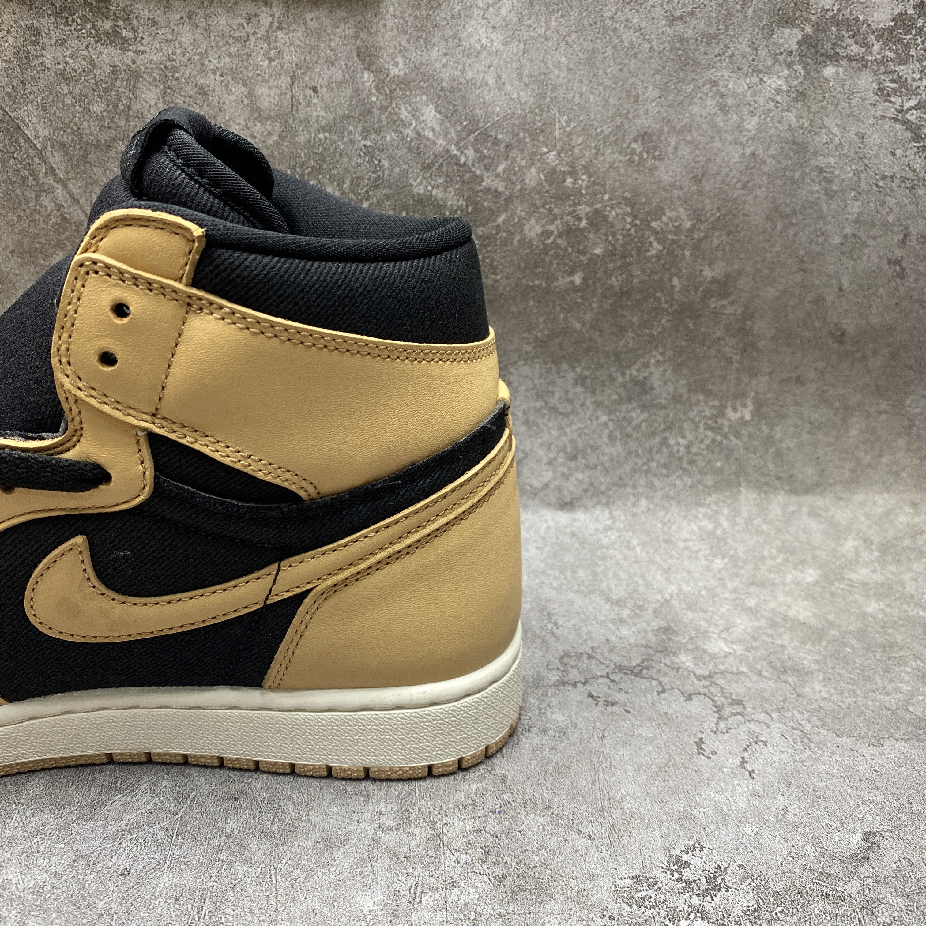 Air Jordan 1 Retro High OG Heirloom