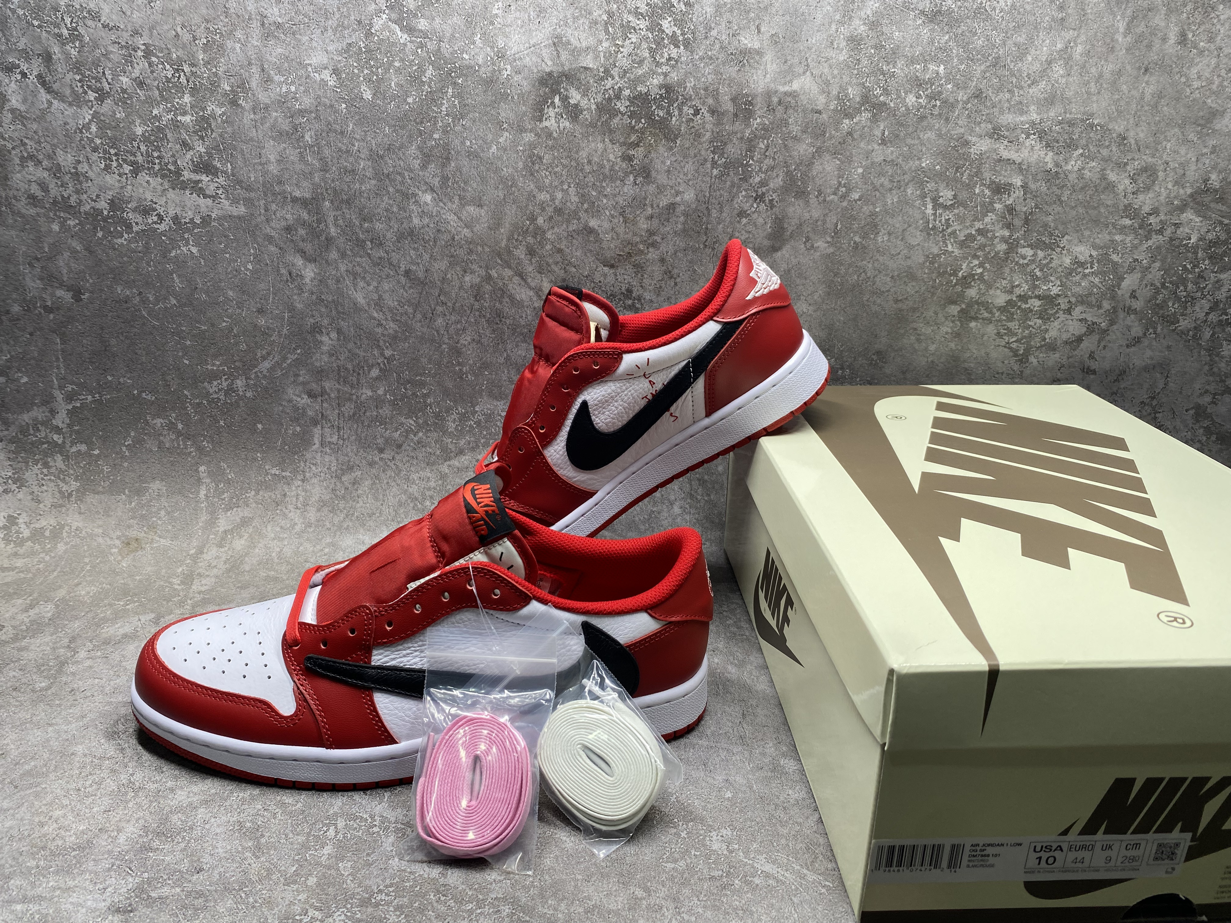 UA TRAVIS SCOTT X AIR JORDAN 1 LOW OG RED