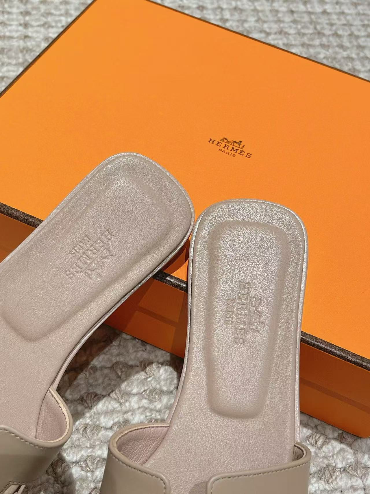 UA Hermès Oran sandal