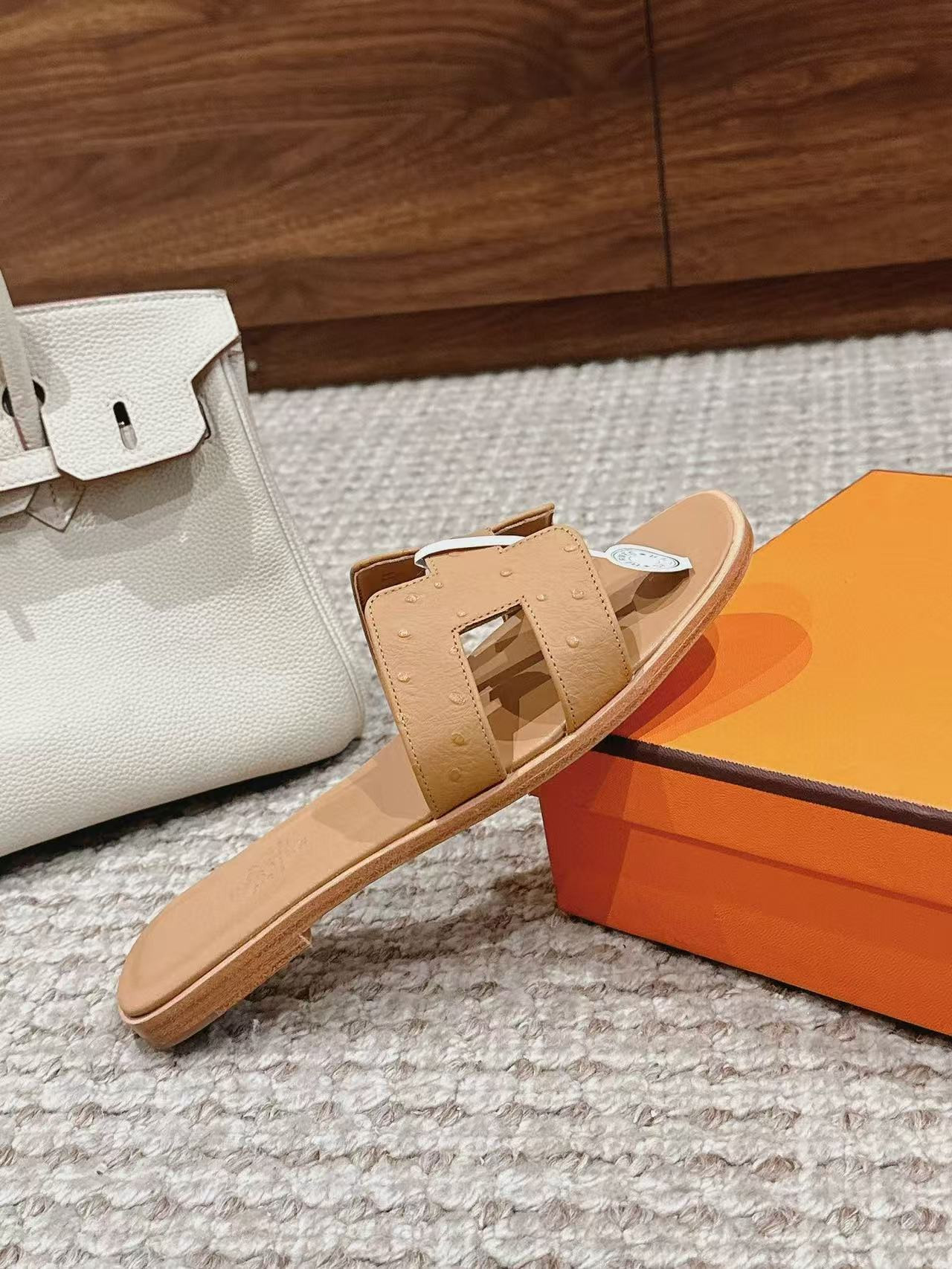 UA Hermès Oran sandal