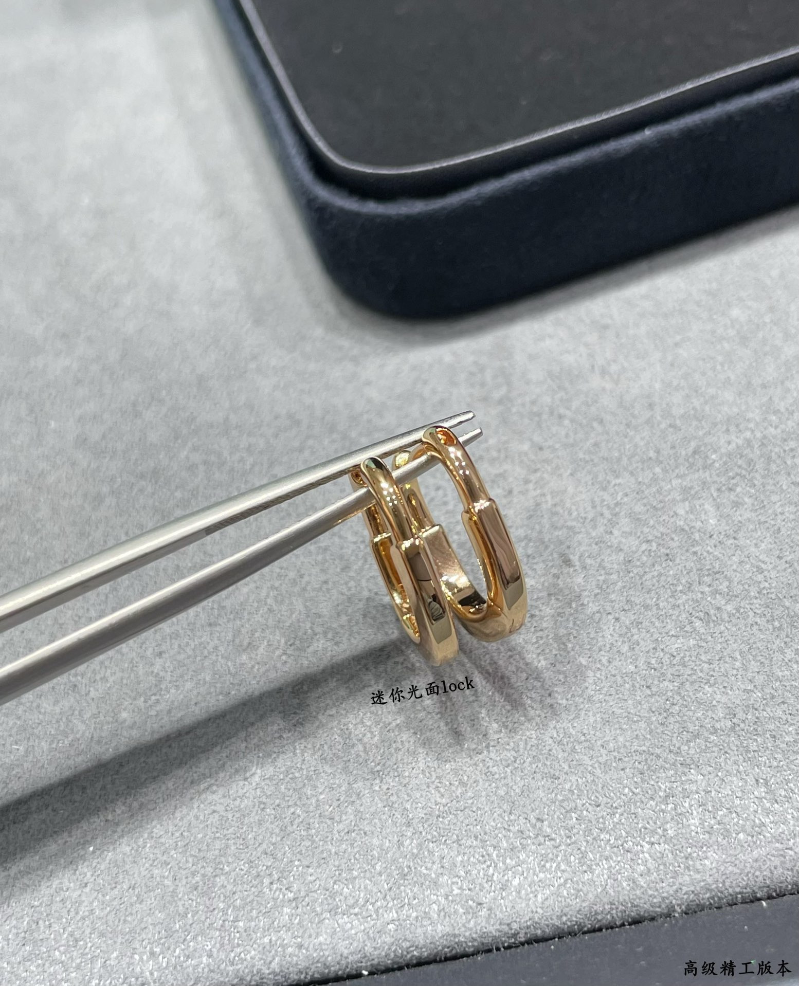 T*f*ny & co. mini smooth lock earrings