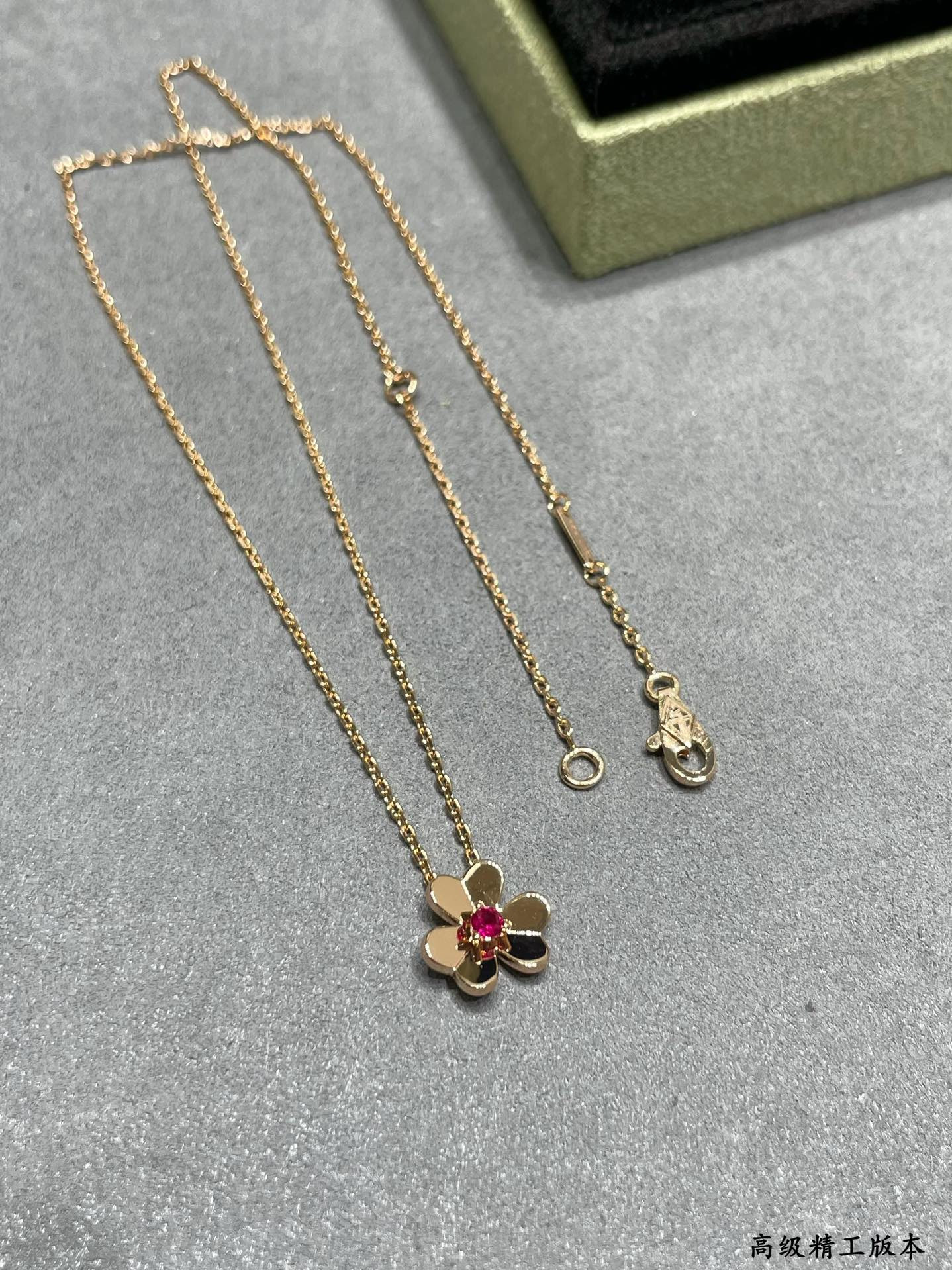 V*N CL*F & arpels mini clover necklace