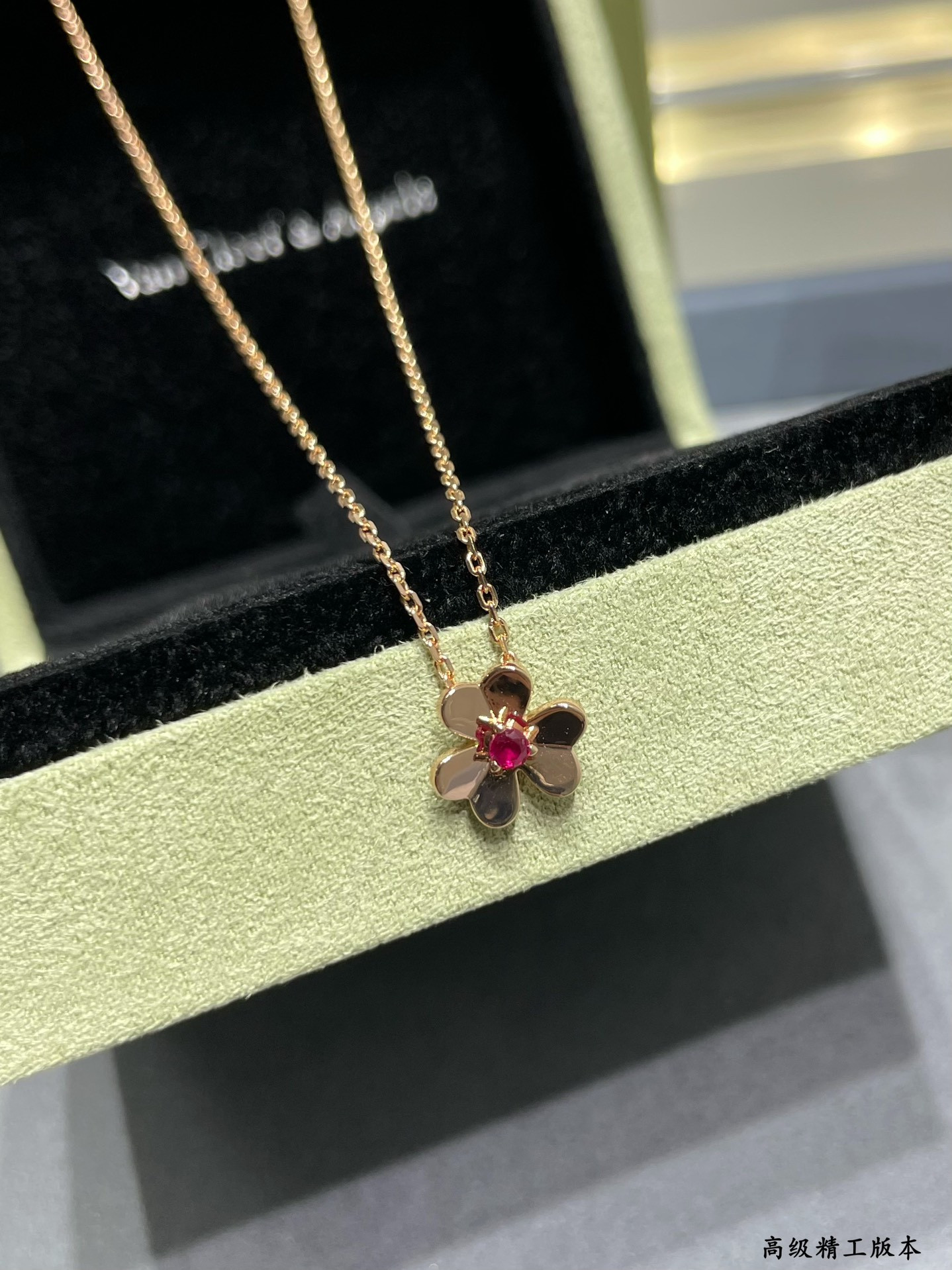 V*N CL*F & arpels mini clover necklace