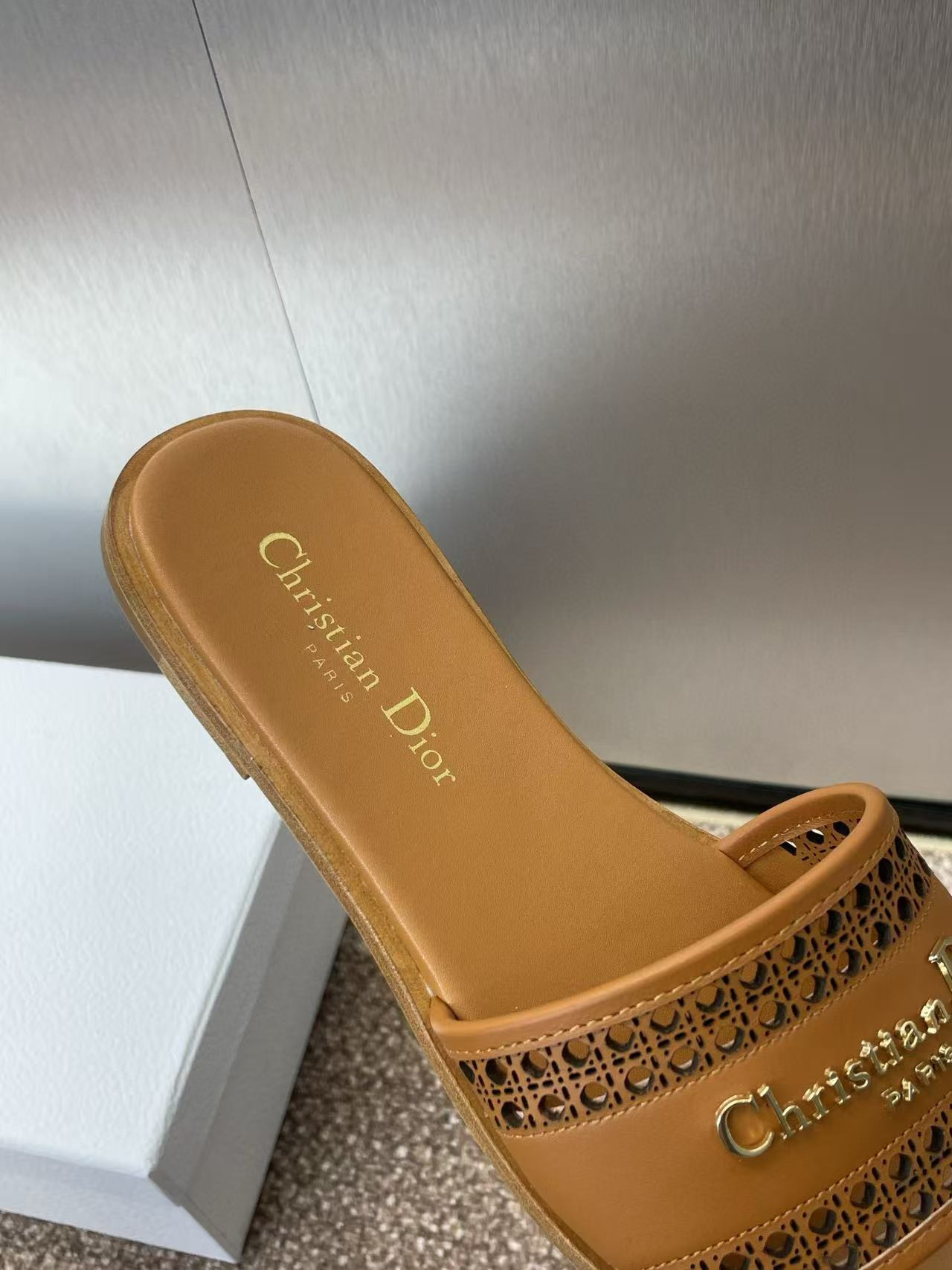 ua D*or d-lane slide