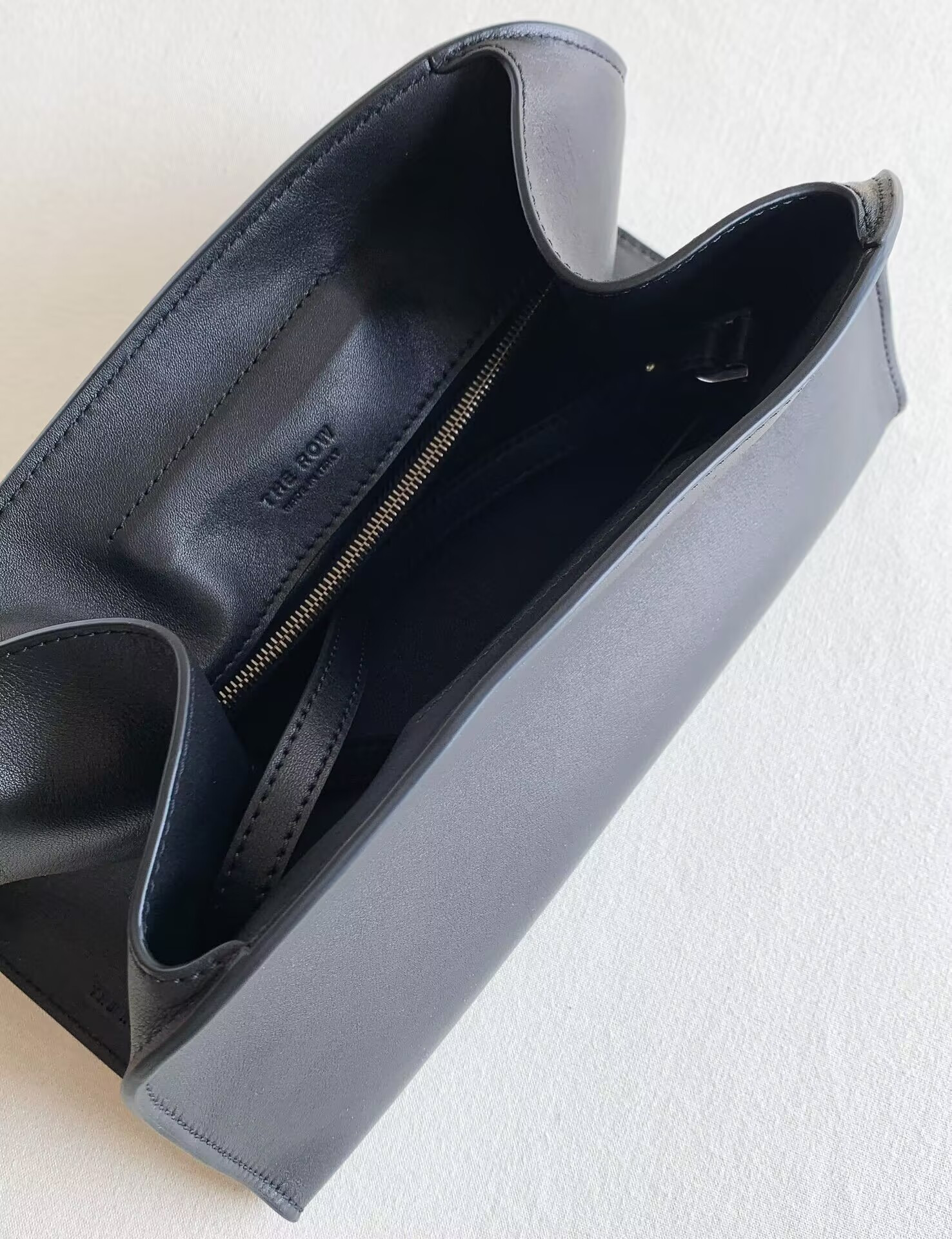 T*e R0w peggy clutch in leather 28x13x14cm