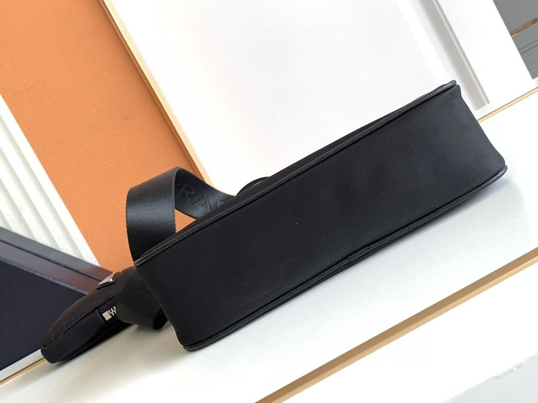 Pra*a re-edition 2005 re-nylon bag black red