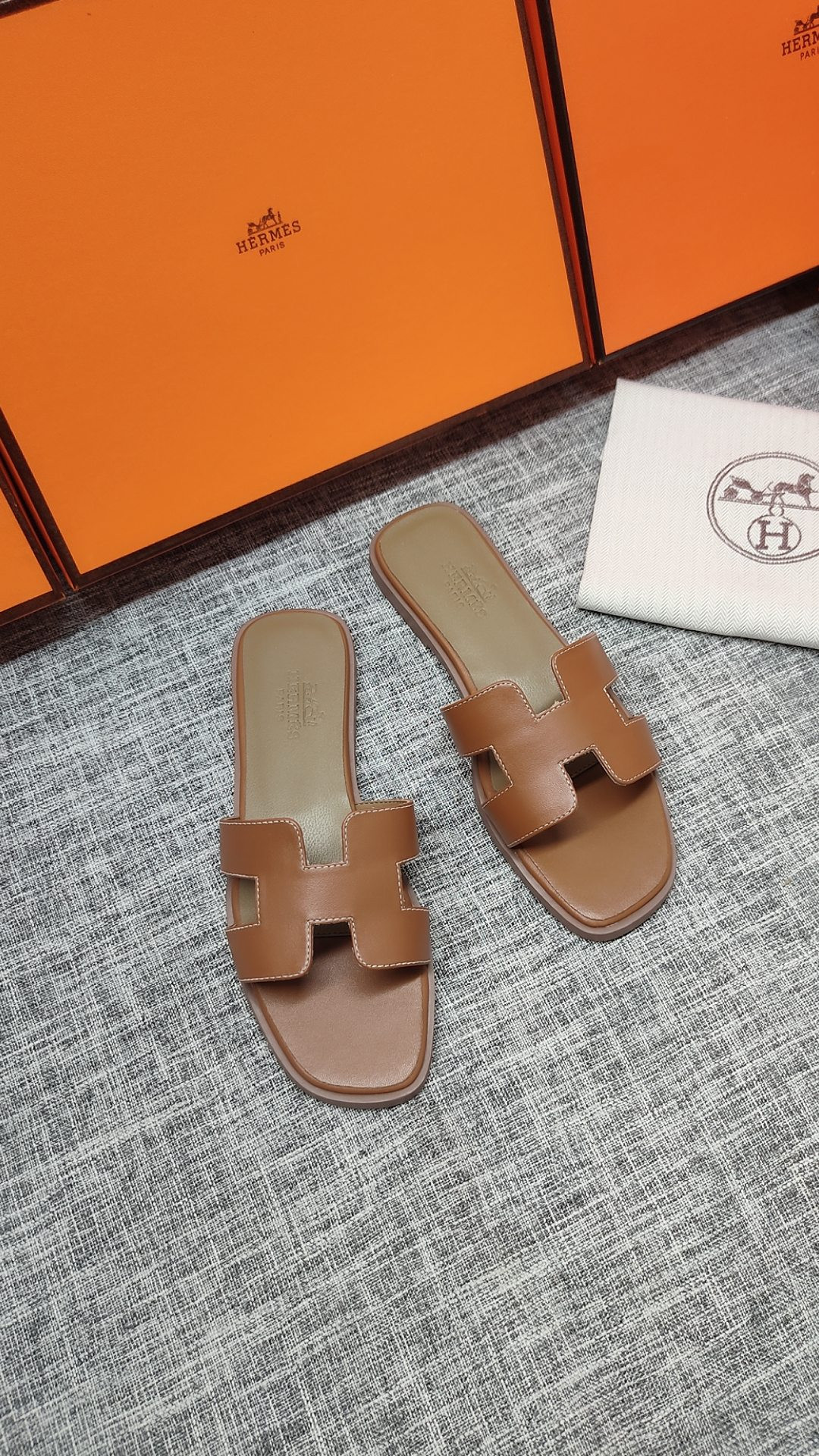 UA Hermès Oran sandal