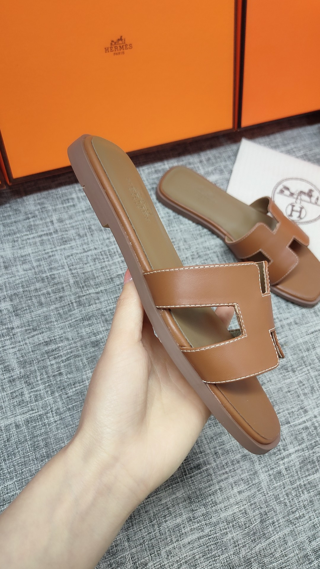 UA Hermès Oran sandal