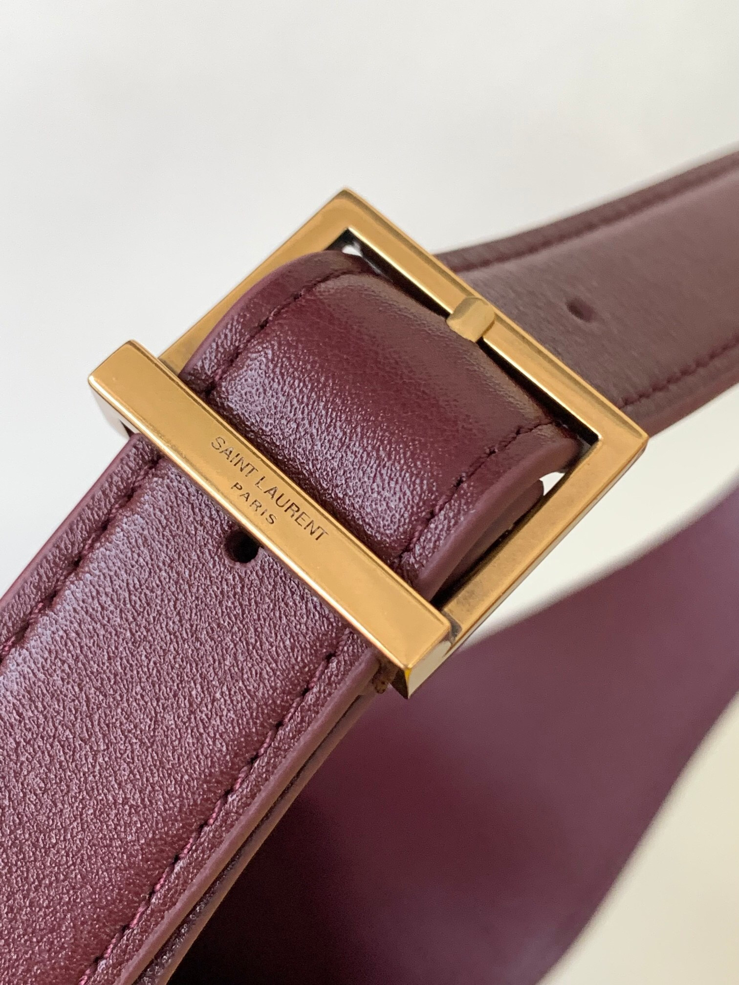 y*l le 5 À 7 S*pple small in grained leather  23 x 22 x 8.5 cm