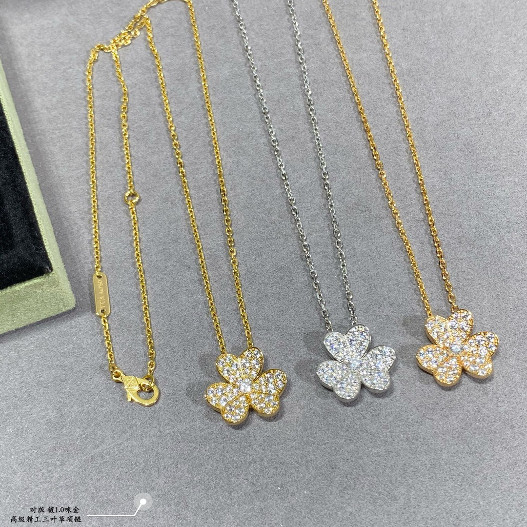 v*n cl*f & arpels full Di*m*nd clover necklace