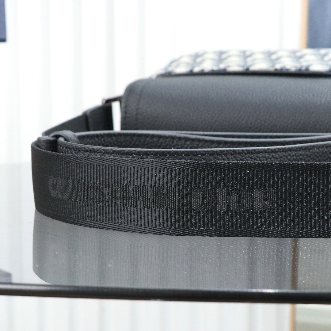 D*or saddle messenger bag with flap 23 x18 x6cm