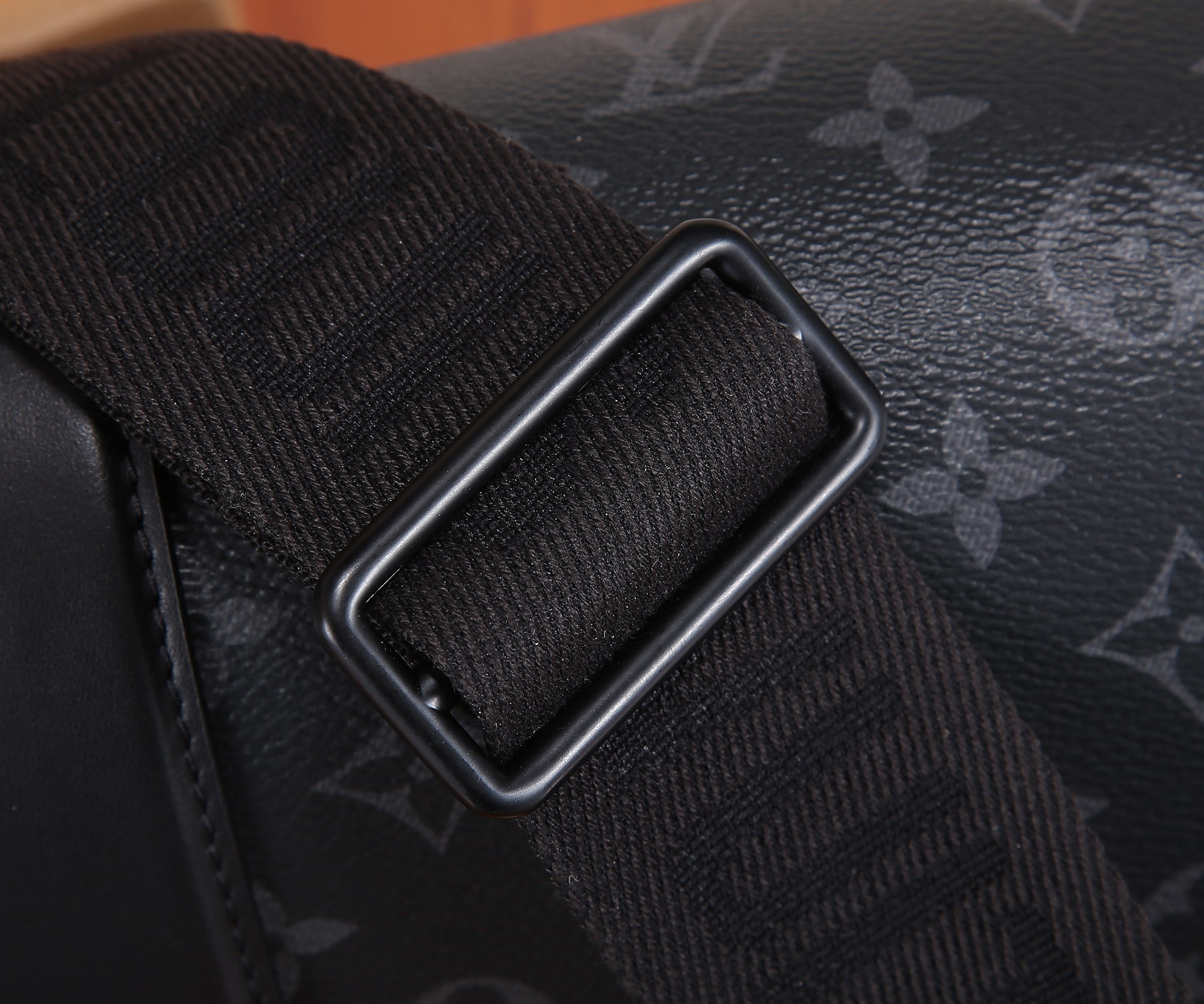 LV M46794 S-Cape Messenger 28 x 16 x 10 cm