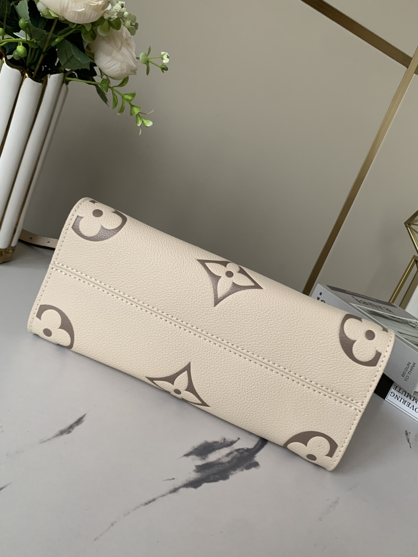 LV M45654 Onthego PM 9.8 x 7.5 x 4.5 inches