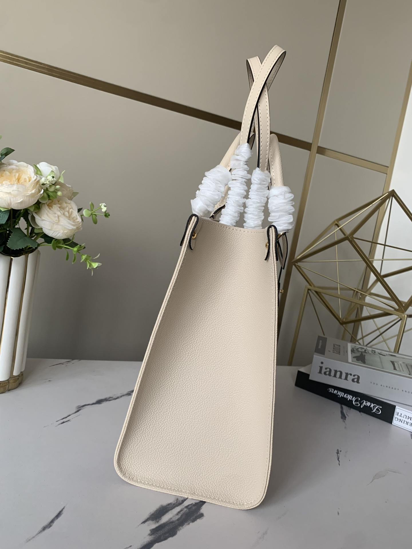 LV Onthego MM M45493 13.8 x 10.6 x 5.5 inches