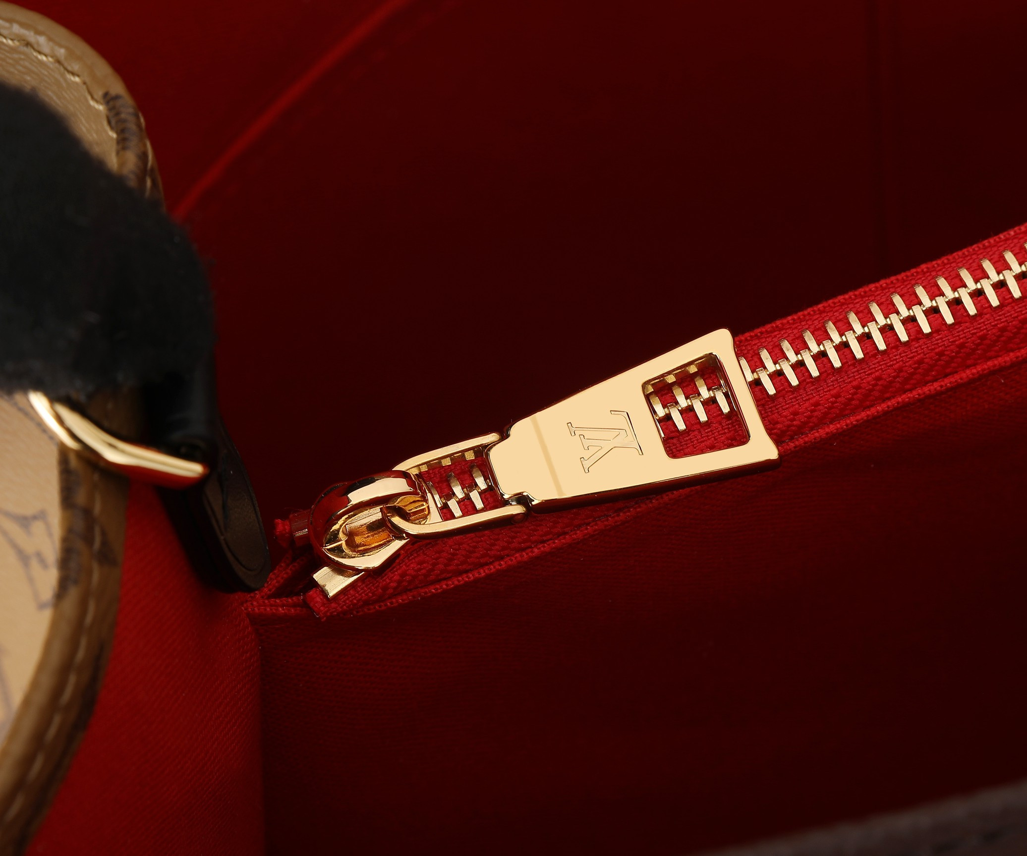 LV OnTheGo Voyage M46823 16.9 x 13 x 7.3 inches