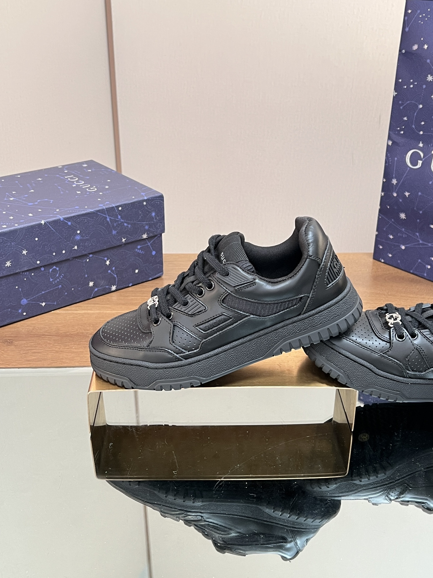 ua G*u*i low-top sneaker