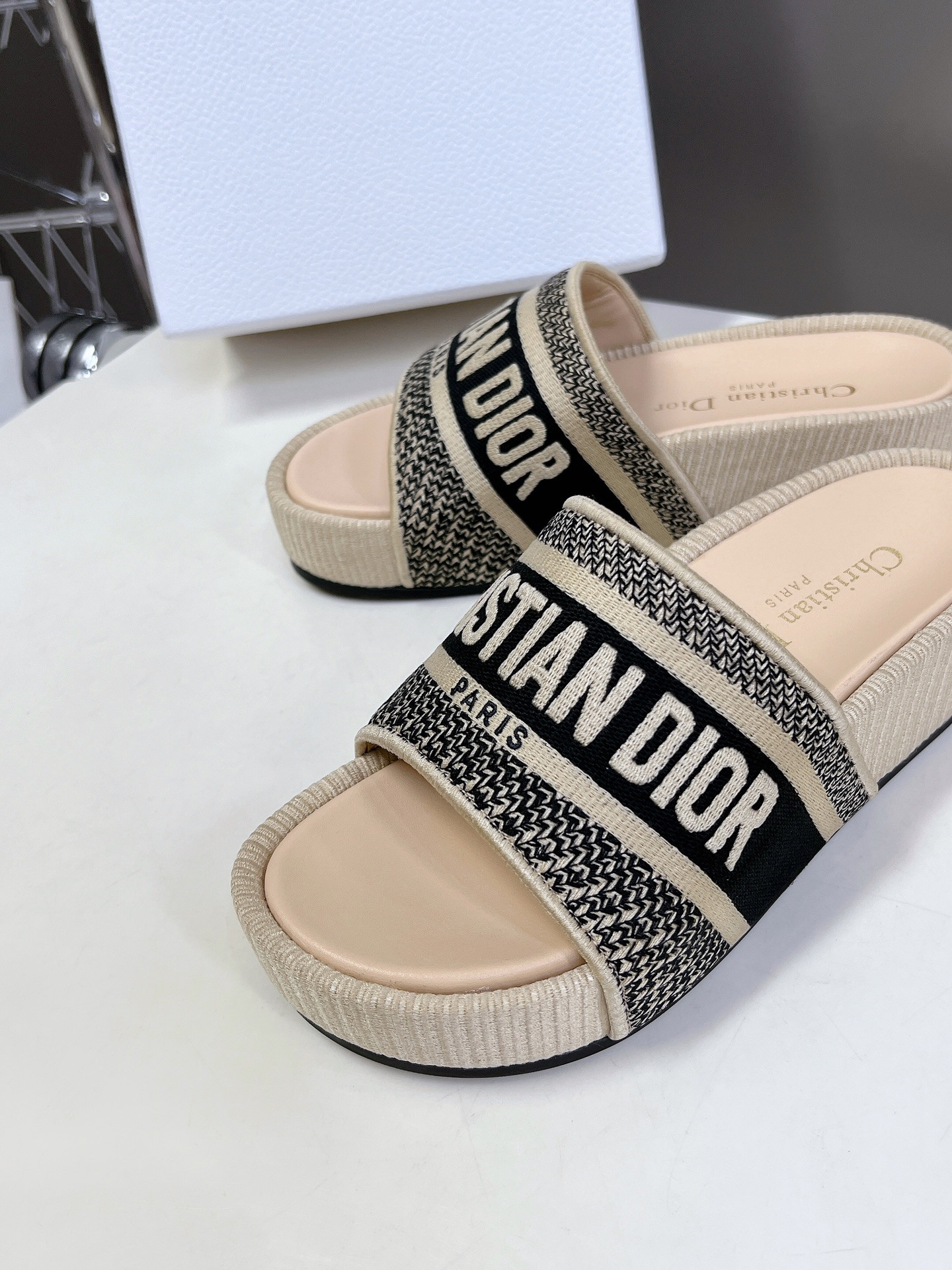ua D*or platform sandals