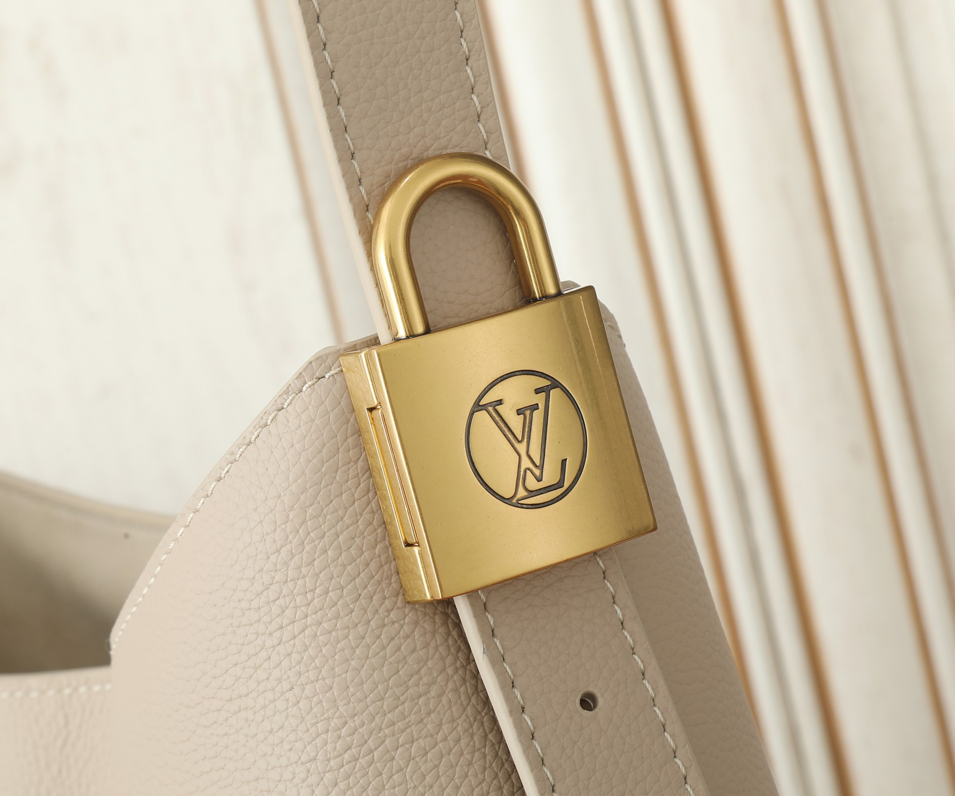 LV Low Key Hobo MM M25022 12.2 x 13.8 x 7.1 in