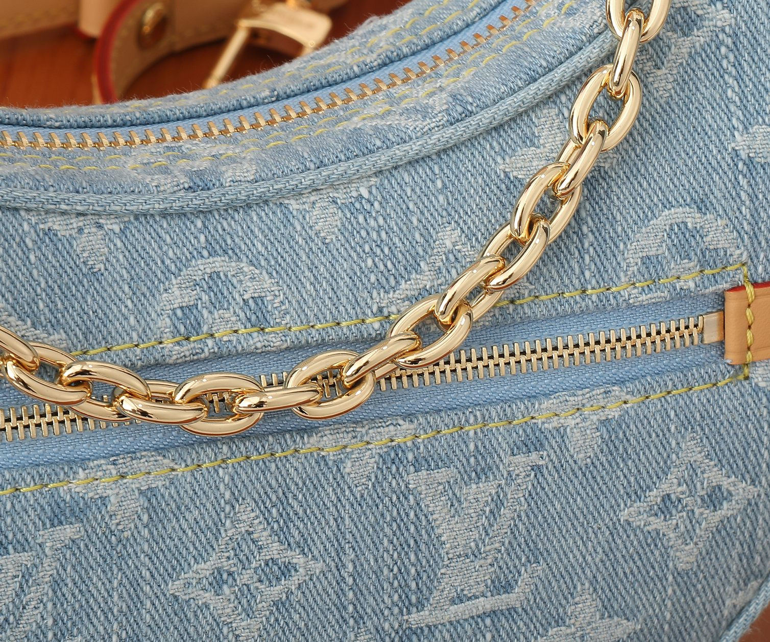 LV Loop M24846 9.1 x 5.1 x 2.4 inches