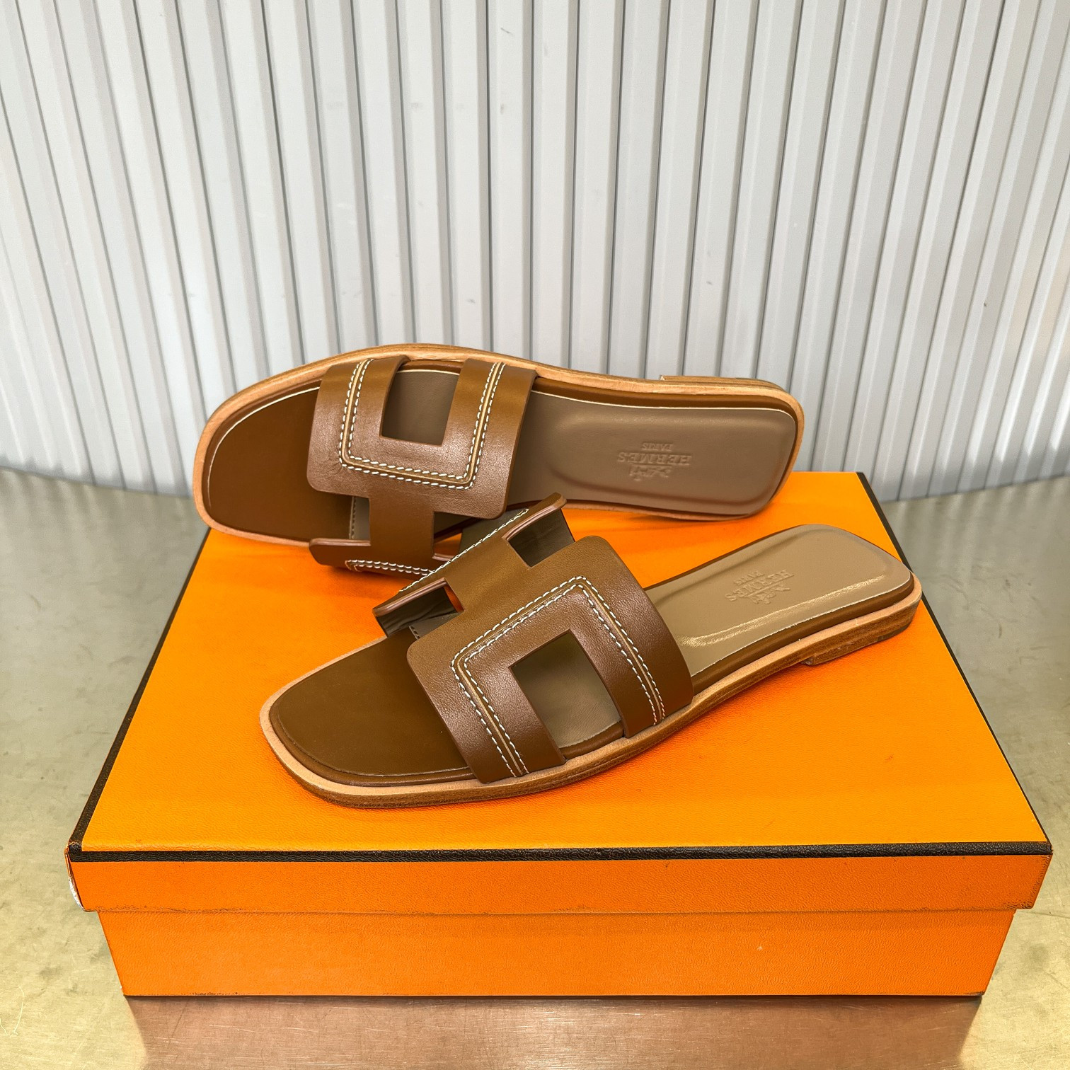 UA Hermès Oran sandal