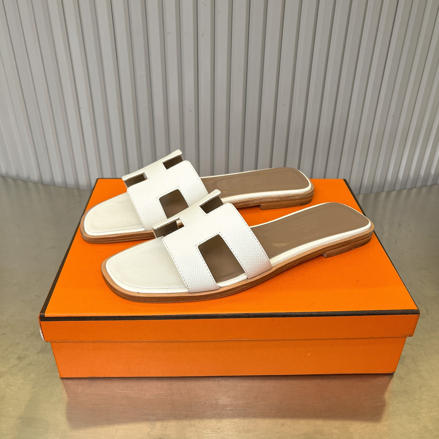 UA Hermès Oran sandal