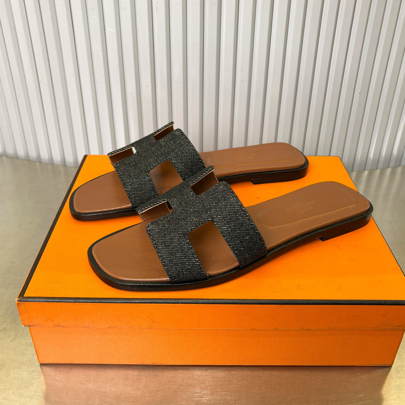 UA Hermès Oran sandal