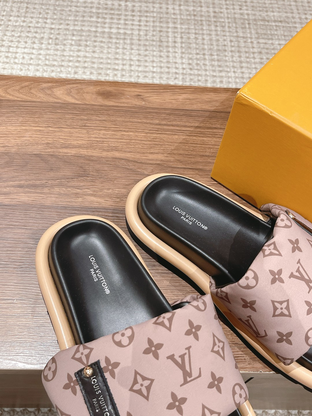 UA LV Pool Pillow Flat Comfort Mule