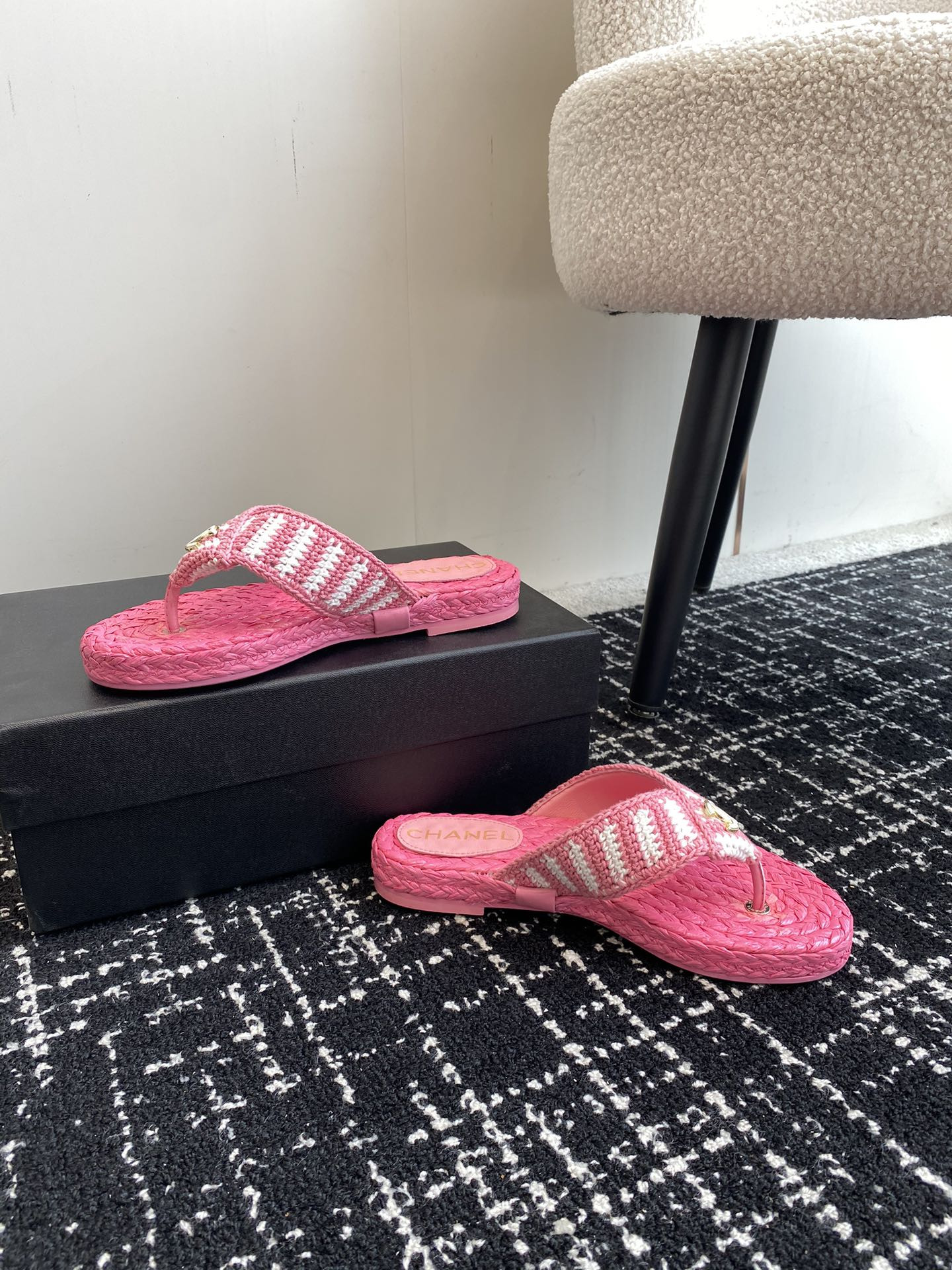 ua Ch*el thongs slides