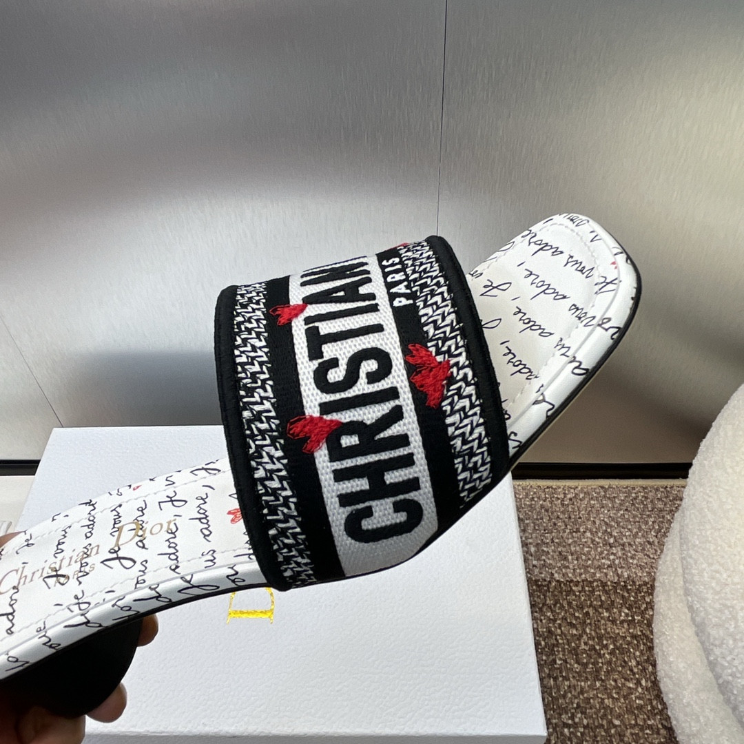 ua D*oramour dway heeled slide