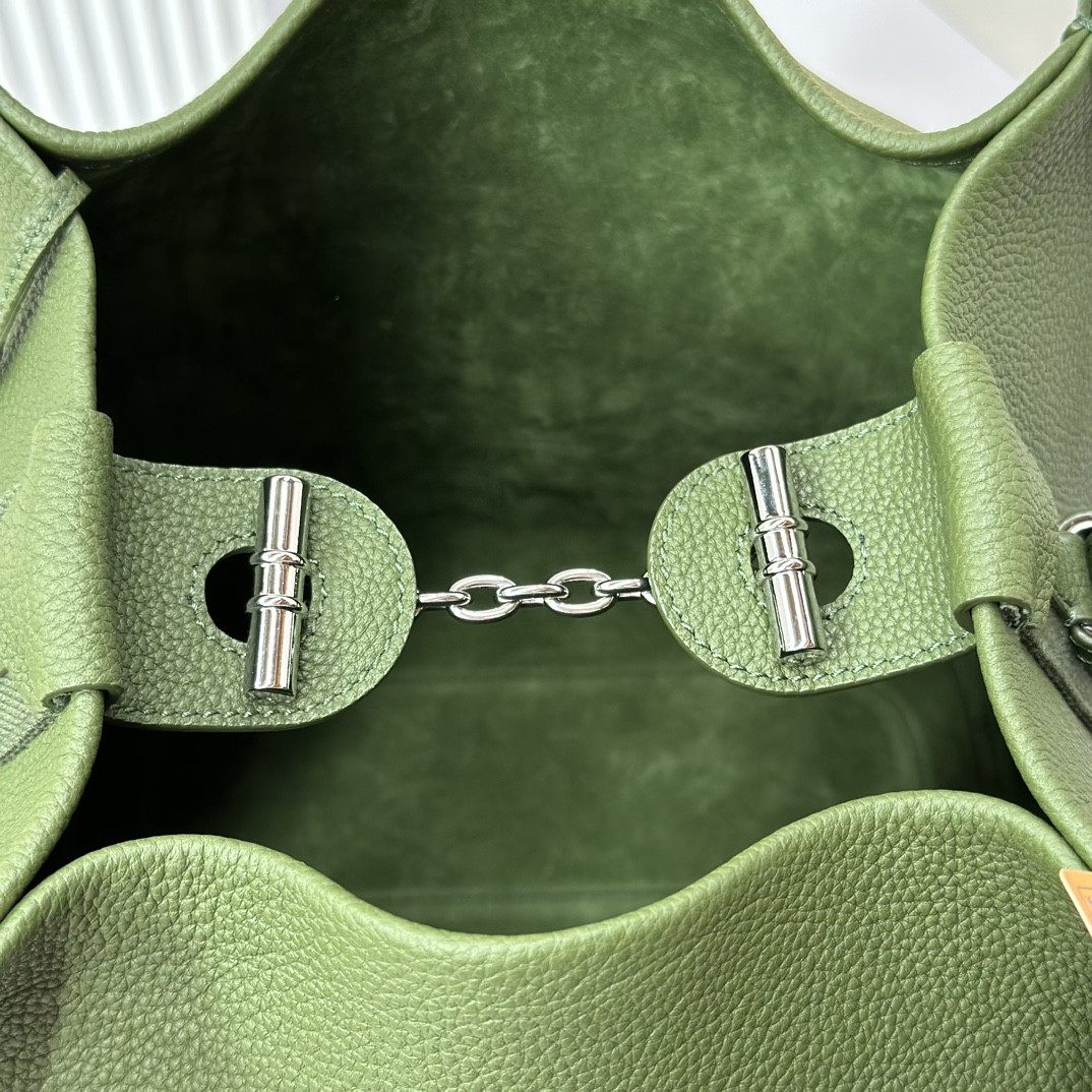 L**o p*ana large bale bag grained calfskin 24 x 20 x 27 cm