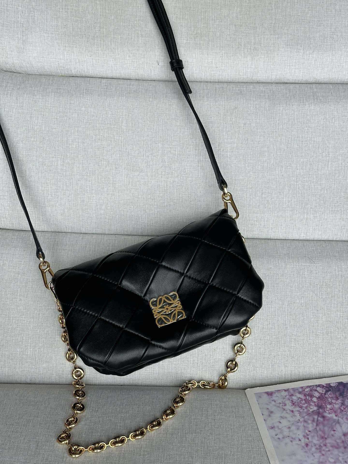 L0ew* mini puffer goya in pleated shiny nappa lambskin 20x6x13cm
