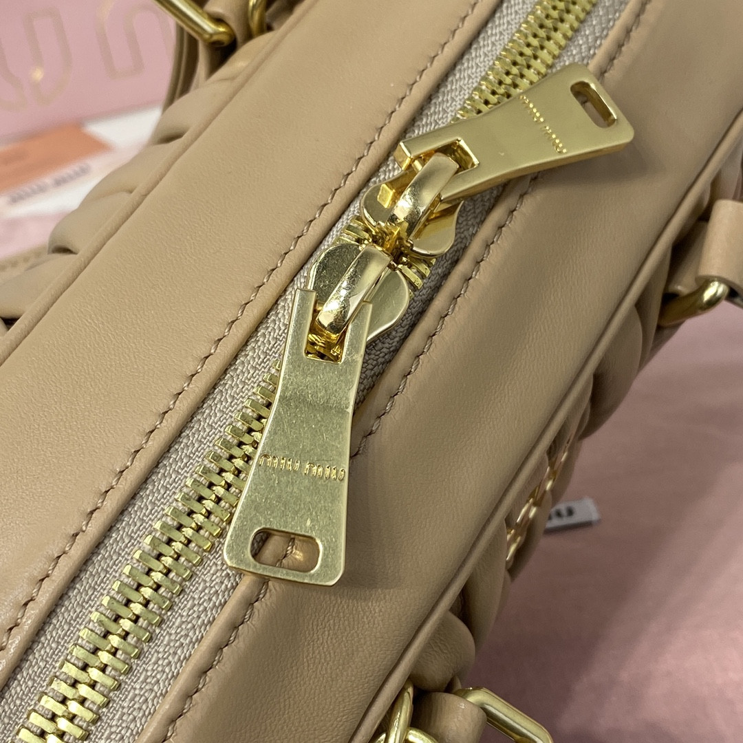 Miu Miu Arcadie matelassé nappa leather bag 22X10.5X7.5cm