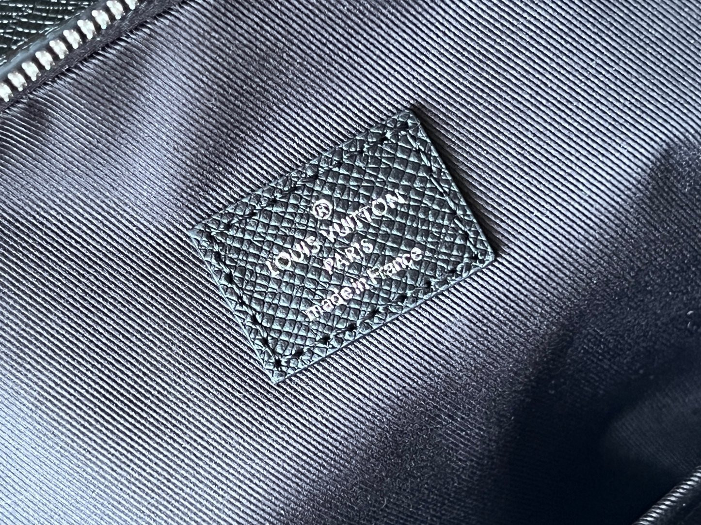 LV Avenue Sling Bag M30863 20 x 31 x 7 cm