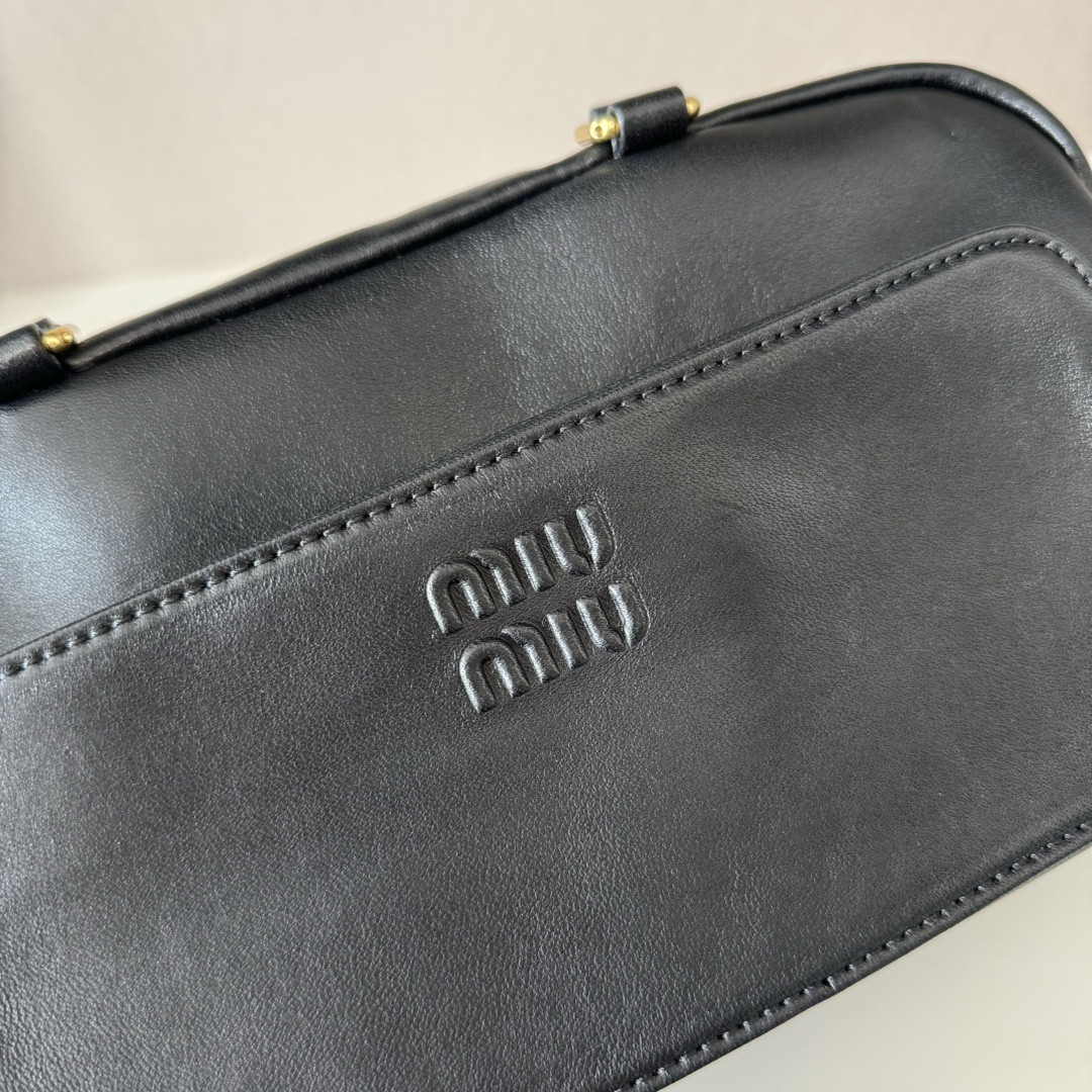 Miu Miu Pocket washed nappa leather bag 32x15.5x11cm