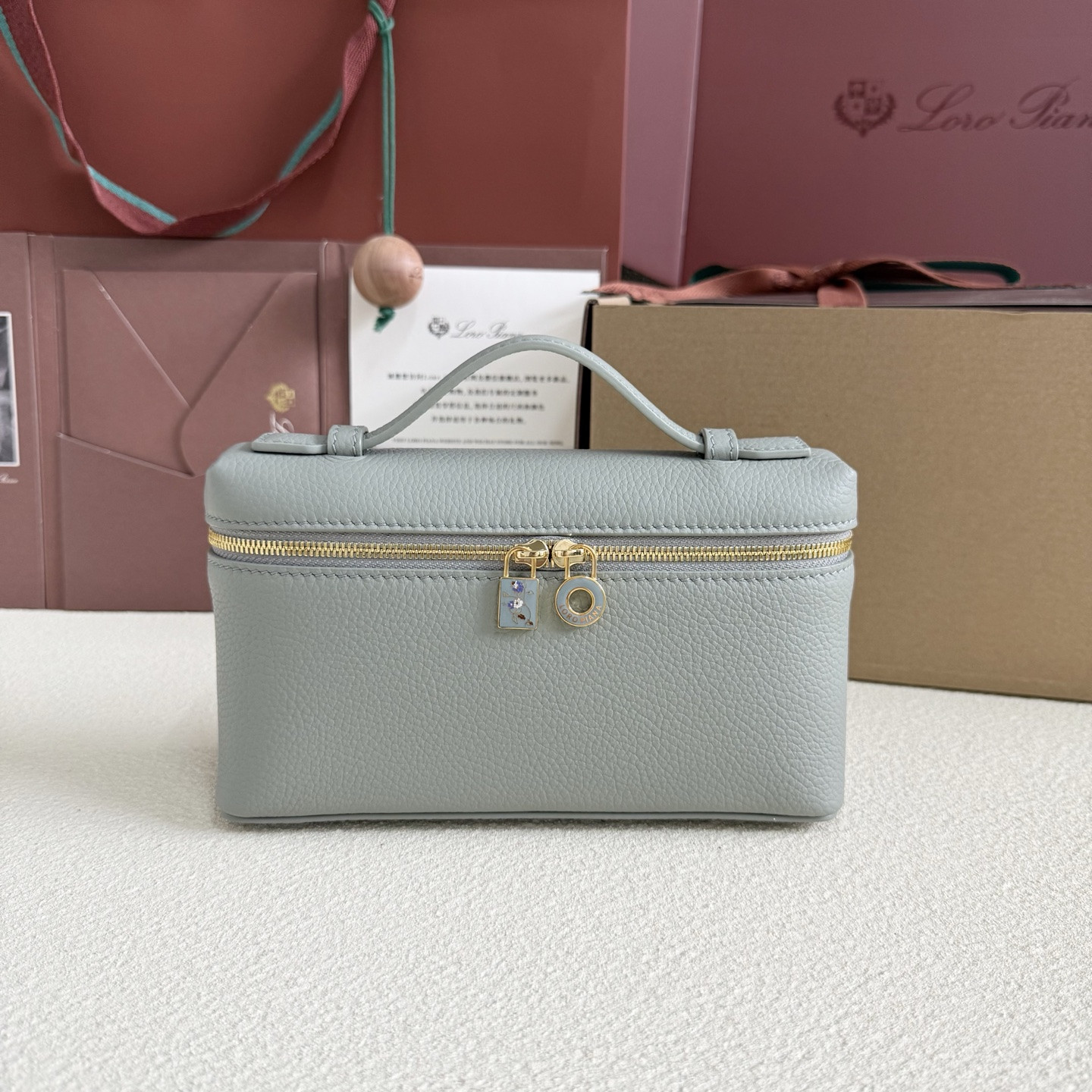 L**o p*ana extra pocket l19 grained calfskin 11 x 19 x 6.5 cm