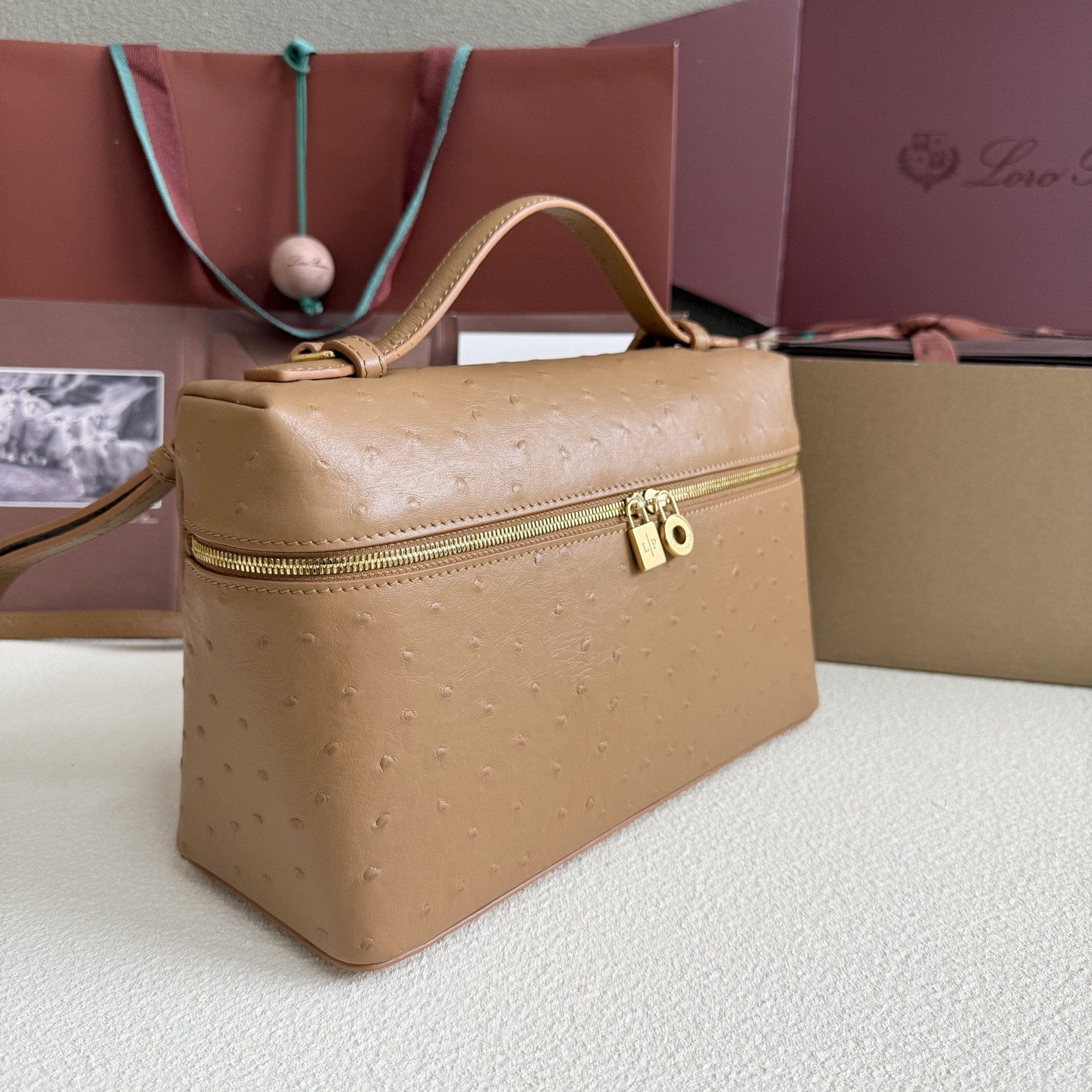 L**o p*ana extra pocket l27 ostrich-grained leather 16x27x10cm